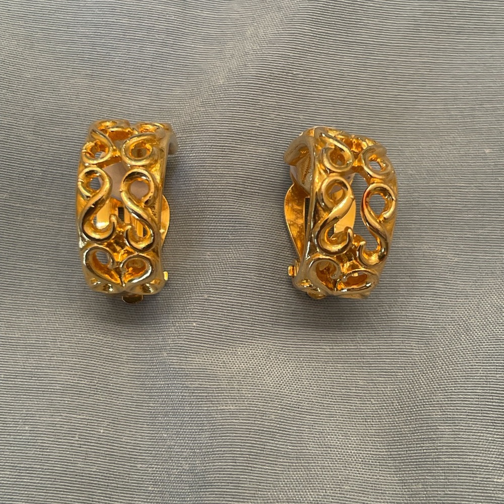 Elegant Gold Filigree Earrings